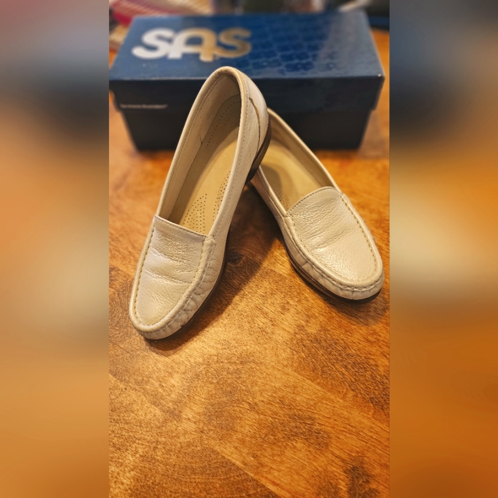 S.A.S Nudu shoes. 7.5 Narrow. Cream color.